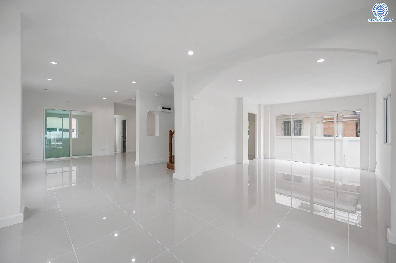 บ้านมือสองตกแต่งใหม่ โครงการ มณีรินทร์ เลคแอนด์พาร์ค ราชพฤกษ์-ติวานนท์ เนื้อที่ 64.1 ตร.ว. ฟังก์ชัน 4 ห้องนอน 3 ห้องน้ำ 1 ห้องอเนกประสงค์ จอดรถได้ 2 คัน บรรยากาศเงียบสงบเป็นส่วนตัว สิ่งอำนวยความสะดวกมากมาย บนทำเลติดถนนใหญ่ เชื่อมต่อถนนราชพฤกษ์ ใกล้จุดขึ้นทางด่วน "ศรีสมาน"...